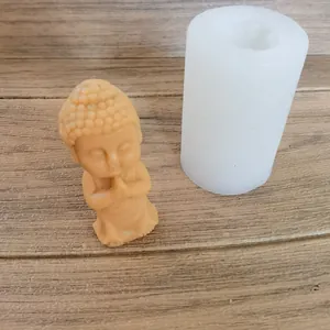 Vista detallada del molde de silicona para velas de Buda y la figura de cera final.