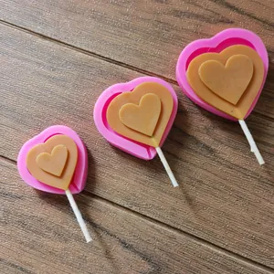 Vista dettagliata dello stampo in silicone a cuore per lecca-lecca con caramelle