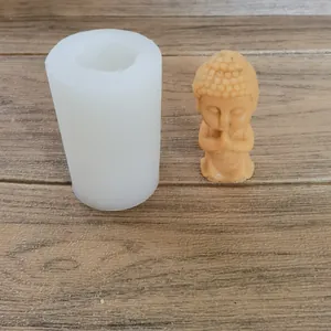 Vista detallada de un molde de silicona y la figura de Buda para velas de aromaterapia