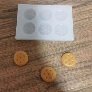 Detalle de molde de silicona de 6 cavidades con galletas terminadas