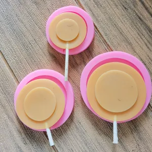 Vista dettagliata di tre diverse dimensioni di stampi per lecca-lecca in silicone rosa