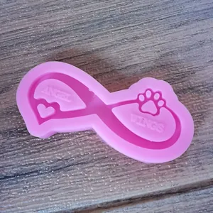 Detailansicht der rosa Unendlichkeitsschleifen-Silikonform mit Hundepfote und Herz