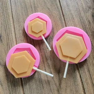 Primo piano di stampi in silicone esagonali per lecca-lecca con dolci pronti