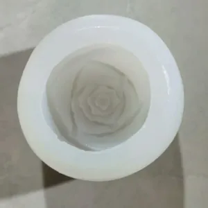 Vista dall'alto dettagliata di uno stampo in silicone bianco a forma di rosa per ghiaccio