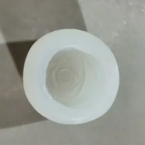 Primo piano di uno stampo in silicone bianco a forma di rosa per ghiaccio e decorazioni