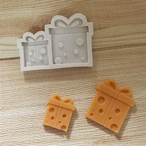 Detailansicht einer Silikonform für Geschenkschachteln mit fertigen Fondantstücken