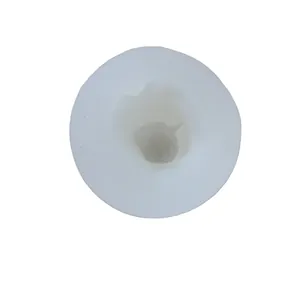Vista superior de un molde redondo de silicona blanca para hacer velas de Buda artesanal DIY.