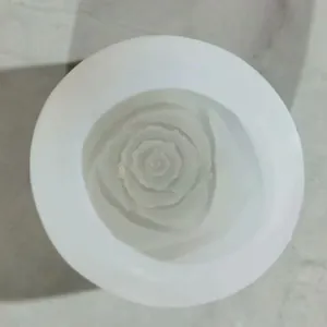 Vista dettagliata dall'alto che mostra i petali di rosa all'interno dello stampo in silicone