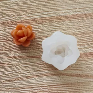Detailansicht einer weißen Sukkulenten-Silikonform mit einem orangefarbenen Rosenmodell