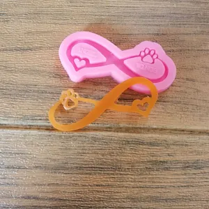 Detailansicht der rosa Unendlichkeits-Hundepfotenform und des orangefarbenen Anhängers