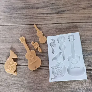 Detailansicht der Silikonform für Musikinstrumente mit Gitarren- und Geigenformen.