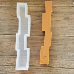 Primer plano de molde de silicona para velas y una muestra de vela aromática clásica.