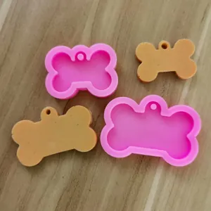 Vista detallada de moldes de silicona con forma de hueso de perro para resina DIY