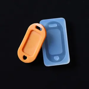 Dettaglio di stampi in silicone arancione e traslucido per portachiavi fai-da-te.