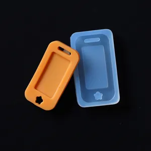Vista dettagliata di stampi in silicone arancioni e blu per targhette fai-da-te in resina
