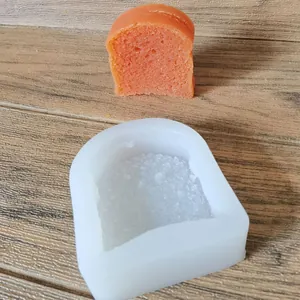 Detalle del molde de silicona con forma de pan tostado y muestra de jabón acabada