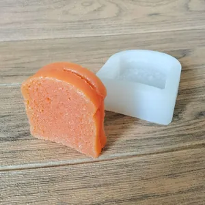 Vista detallada del molde de silicona en forma de tostada con jabón artesanal naranja