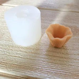 Detaillierte Makroansicht der Waffeltüten-Silikonform mit einem realistischen Bastelprodukt