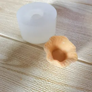 Detaillierte Makroansicht der Silikonform und des strukturierten Waffelkuchen-Toppers.