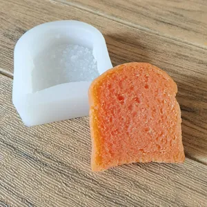 Molde de silicona con forma de pan tostado y una muestra detallada de jabón naranja