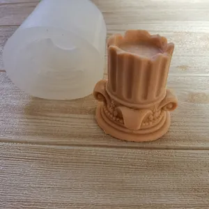 Detalle de cerca del molde de silicona junto a una pieza de yeso de columna romana vintage