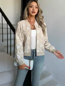 Elegante giacca bomber da donna con ricami floreali nei colori crema e bianco latte
