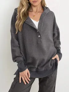 Gros plan sur un sweat à capuche henley gris côtelé montrant les boutons