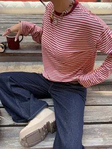 Lifestyle detail van een vrouw in een rood-wit gestreept T-shirt met lange mouwen