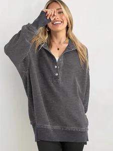 Vue détaillée d'un sweat-shirt polo gris côtelé à manches longues pour femmes à boutons