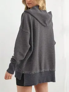 Vue arrière d'un sweat à capuche gris oversize en maille gaufrée pour femmes