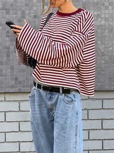 Detail van de oversized pasvorm en bordeauxrode strepen van het casual shirt met lange mouwen