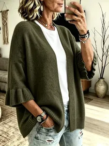 Elegante cardigan in maglia verde oliva con maniche a tre quarti a balze e design aperto.