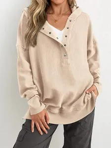 Détail d'un sweat à capuche côtelé pour femme avec col à boutons et coupe décontractée.