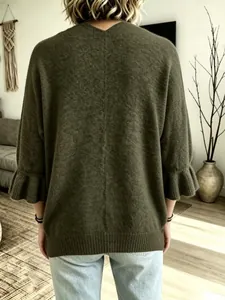 Vista posteriore del cardigan in maglia verde oliva con maniche a 3/4 a balze e cucitura