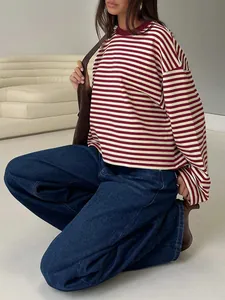 Detailweergave van een los gestreept shirt met lange mouwen in bordeaux en wit