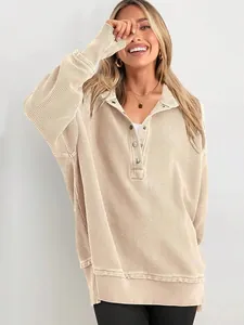 Vue détaillée d'un sweat-shirt à manches longues côtelé beige pour femme avec col boutonné