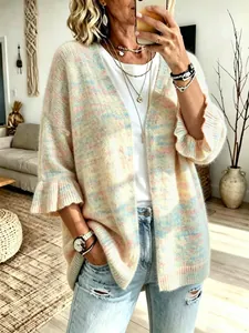 Vista dettagliata di un cardigan in maglia pastello con maniche a tre quarti a balze