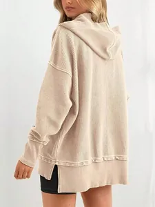 Vue arrière d'un sweat à capuche côtelé beige pour femme, coupe ample et décontractée.