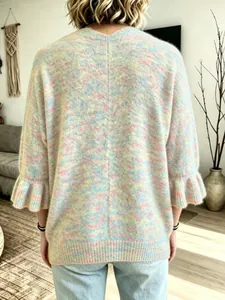 Vista posteriore di un cardigan in maglia multicolore con volant alle maniche a tre quarti