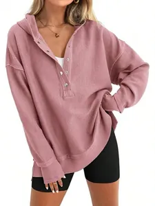Sweat à capuche oversize pour femme en maille gaufrée vieux rose avec boutons.