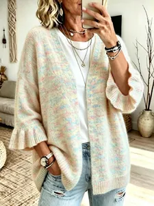 Dettaglio di un cardigan in maglia multicolore ampio con maniche a tre quarti con volant