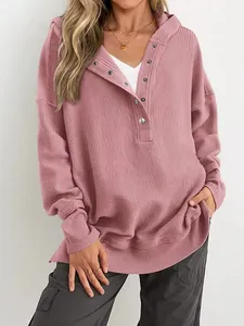 Sweat à capuche côtelé rose poudré pour femme avec boutons et coupe ample décontractée.