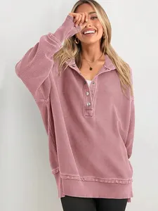 Vue détaillée d'un sweat-shirt polo rose à manches longues et col boutonné pour femme