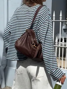 Gedetailleerd achteraanzicht van een oversized blauw en bruin gestreept T-shirt met mouwen