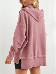 Vue arrière d'un sweat à capuche oversize côtelé rose poudré avec fentes latérales