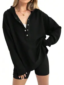 Gros plan du sweat à capuche noir en maille gaufrette pour femme avec col henley