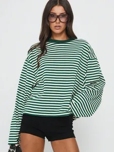 Losvallend groen en wit horizontaal gestreept T-shirt met lange mouwen, relaxte pasvorm