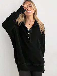 Détail d'un sweat-shirt noir côtelé pour femme avec col polo boutonné et coupe décontractée