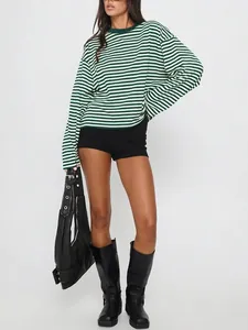 Detailweergave van een groen-wit gestreept oversized T-shirt met lange mouwen op een model