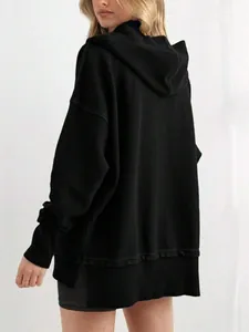 Vue arrière détaillée d'un sweat à capuche noir côtelé pour femme en coupe décontractée.